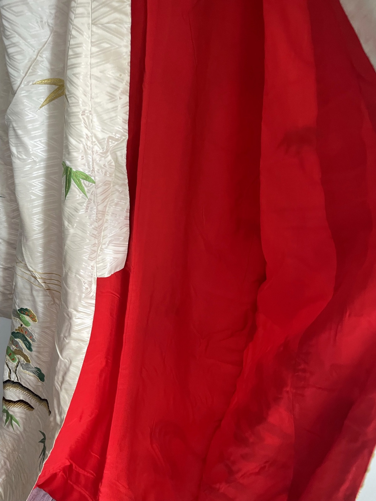 Ivoire et écarlate
