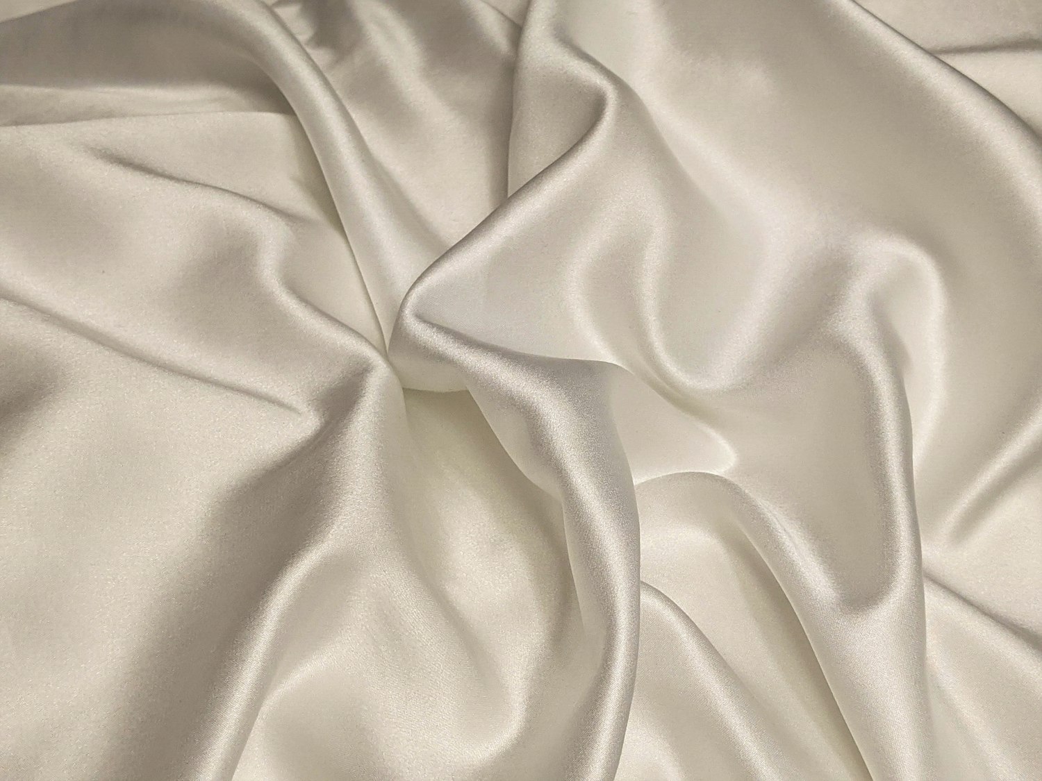 Un tissu de soie claire, plié et noué sans apprêt.